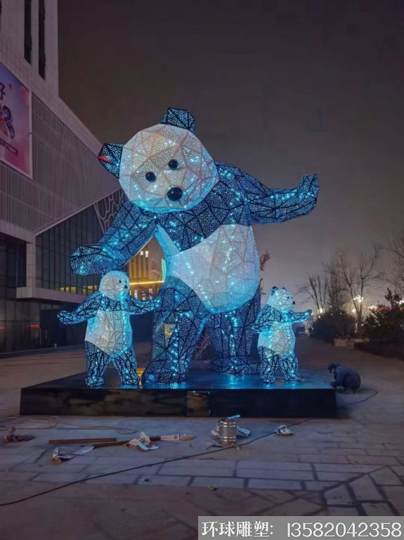 不锈钢灯光熊猫雕塑2